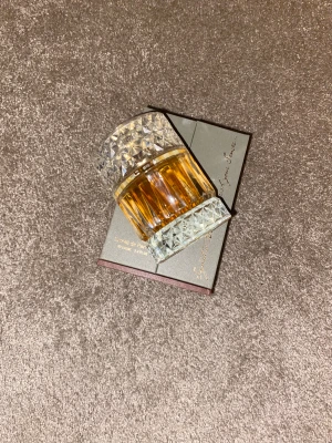 Sharaf Blend Extrait de Parfum - Sharaf Blend från Zimaya kommer i en lyxig förpackning och innehåller 100 ml Extrait de Parfum. Perfekt för dig som vill sticka ut med en exklusiv och modern doftupplevelse. 70% kvar