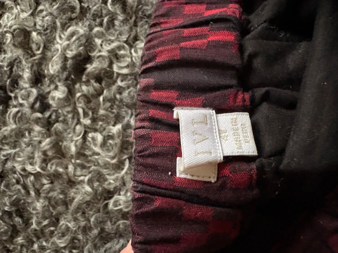 Röd rutig med svarta detaljer kortkjol från LIVLY - 3