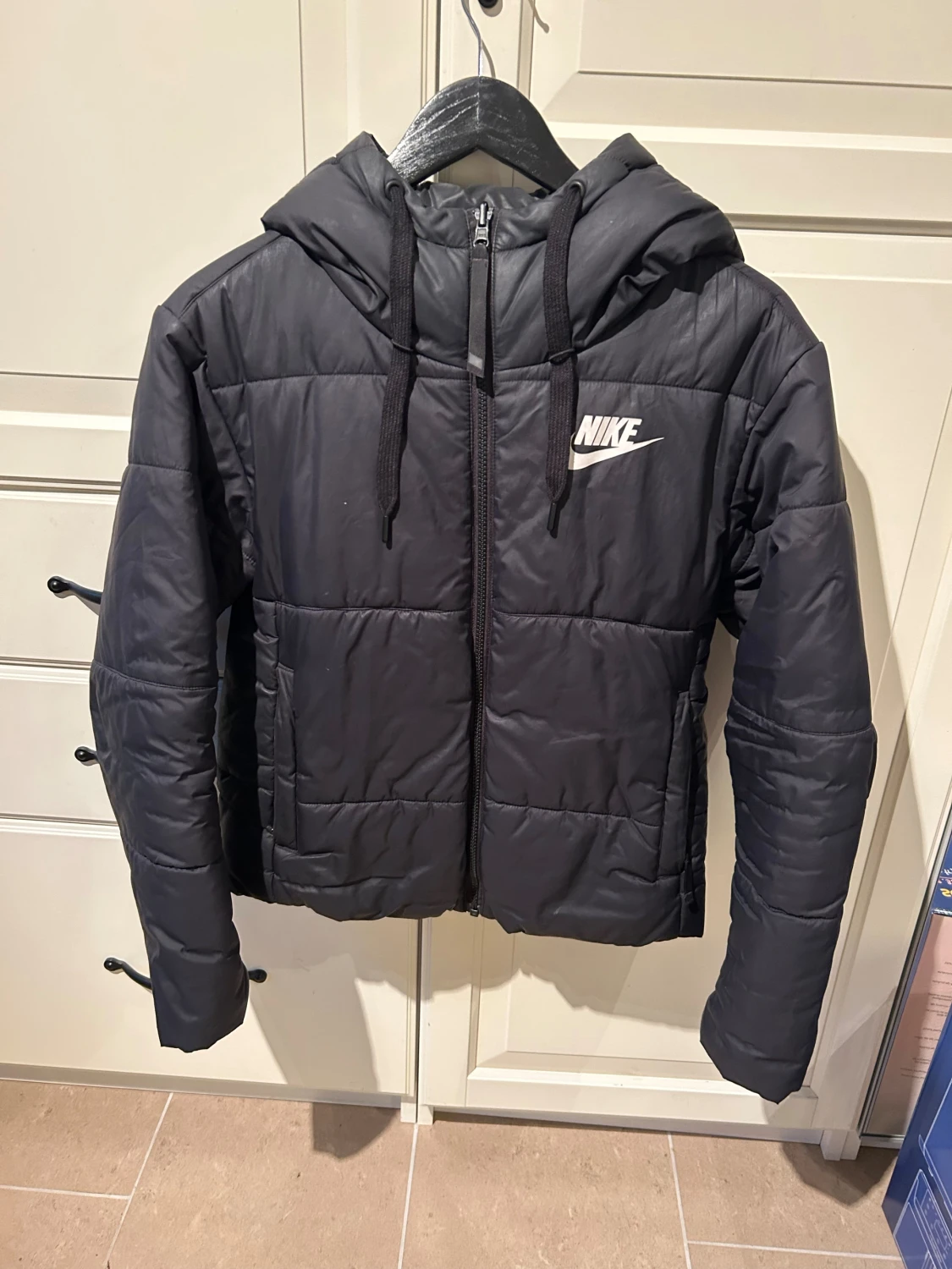 Svart pufferjacka från Nike vändbar - 1