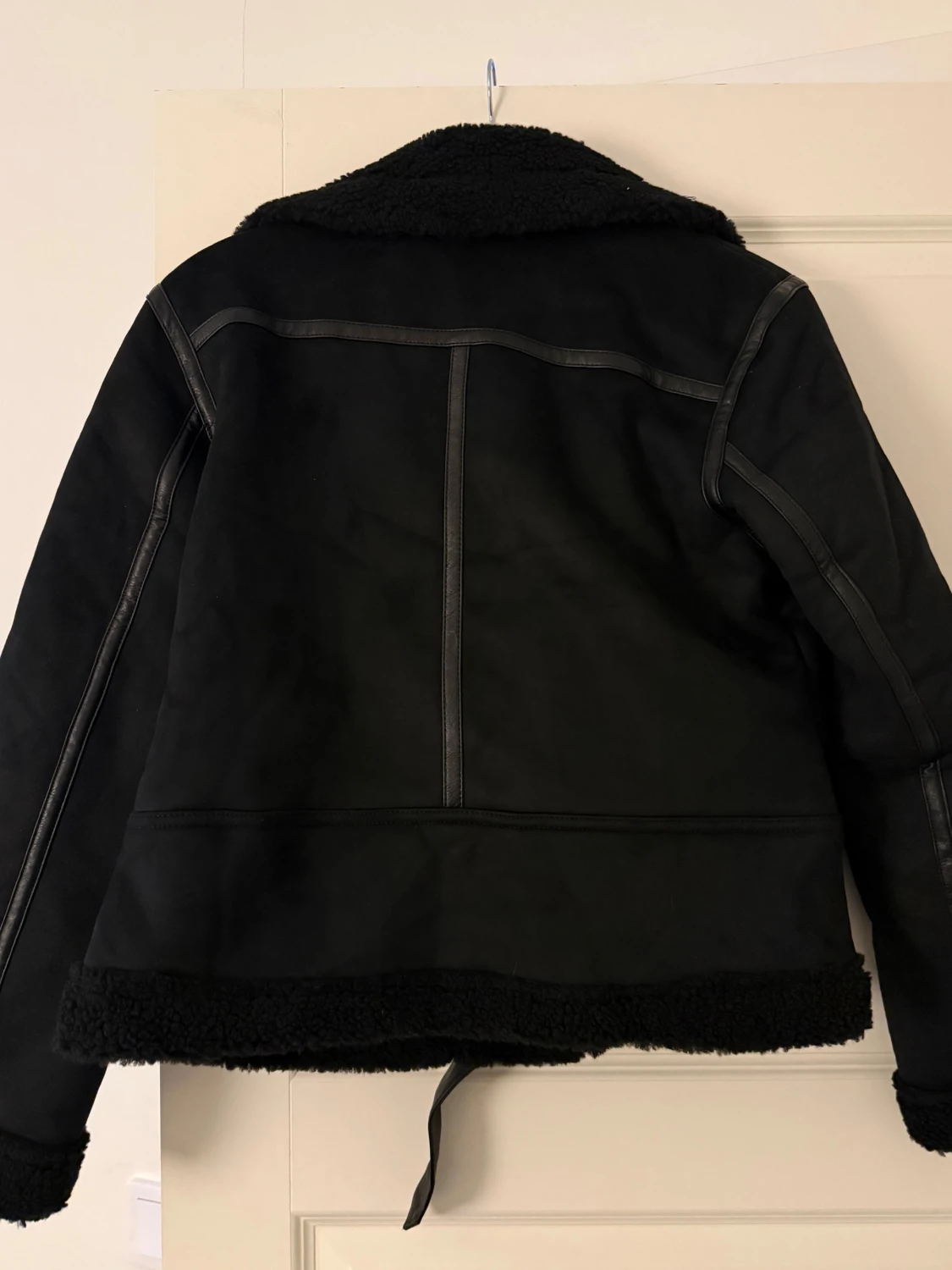 Svart teddyjacka med bälte och dragkedjor - 1