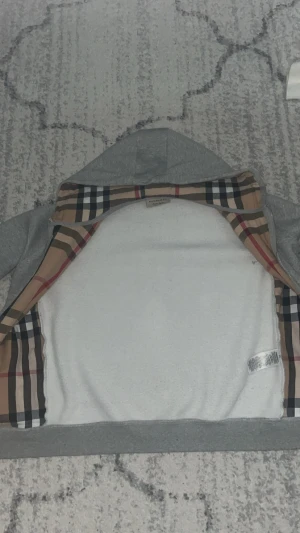 Grå zip-hoodie från Burberry M - burberry kofta, använd ett par gånger men inga defekter! Jättefin. 