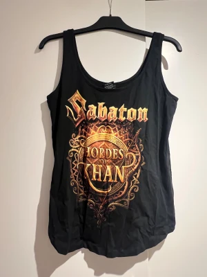 Sabaton Linne från Sweden rock  - Sabaton linne inköpt på Sweden rock 2025. Stretchig, skön passform. Passar allt från M-XL båda dam och man. Aldrig använd  🩷