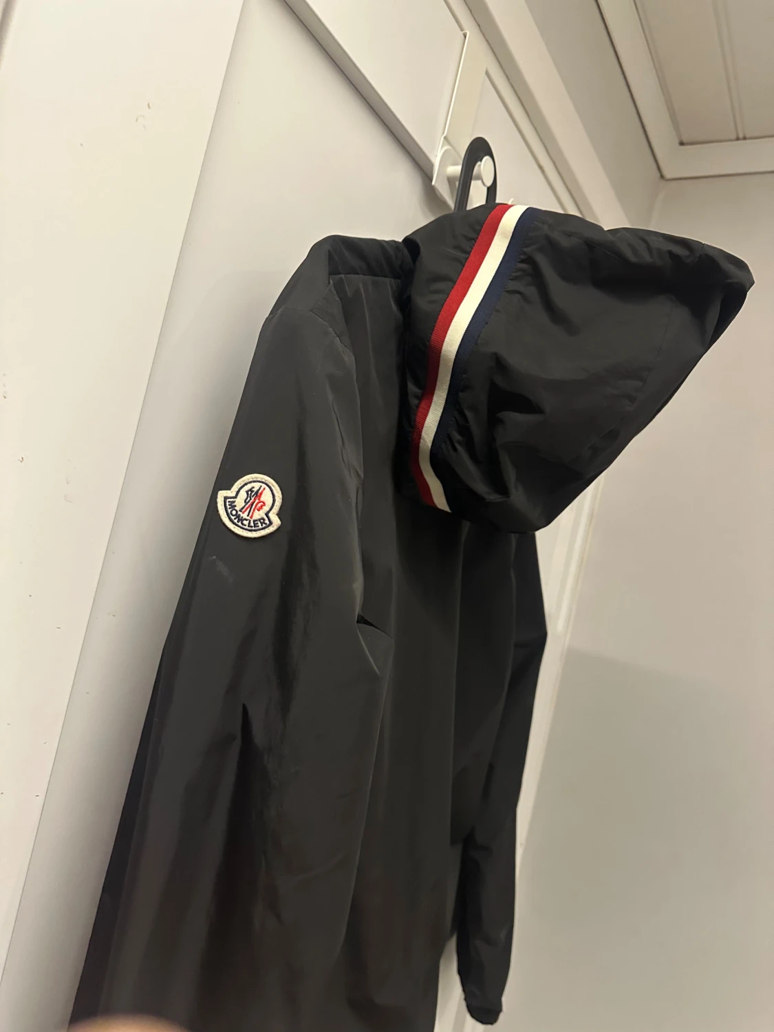 Svart vindjacka från Moncler med huva - 2