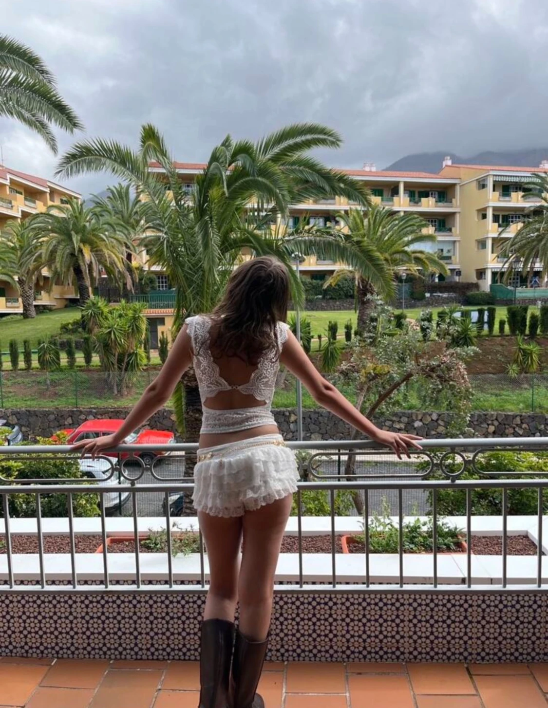 Vit spetsblus med v-ringning - 1