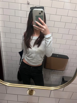 Ljusgrå offshoulder från subdued - Säljer en ljusgrå offshoulder topp med långa ärmar. Toppen är croppad och har en bred kant upptill som ger en snygg och modern look. Perfekt att styla med höga jeans eller kjol. Materialet är mjukt och stretchigt, vilket gör den bekväm att bära hela dagen.