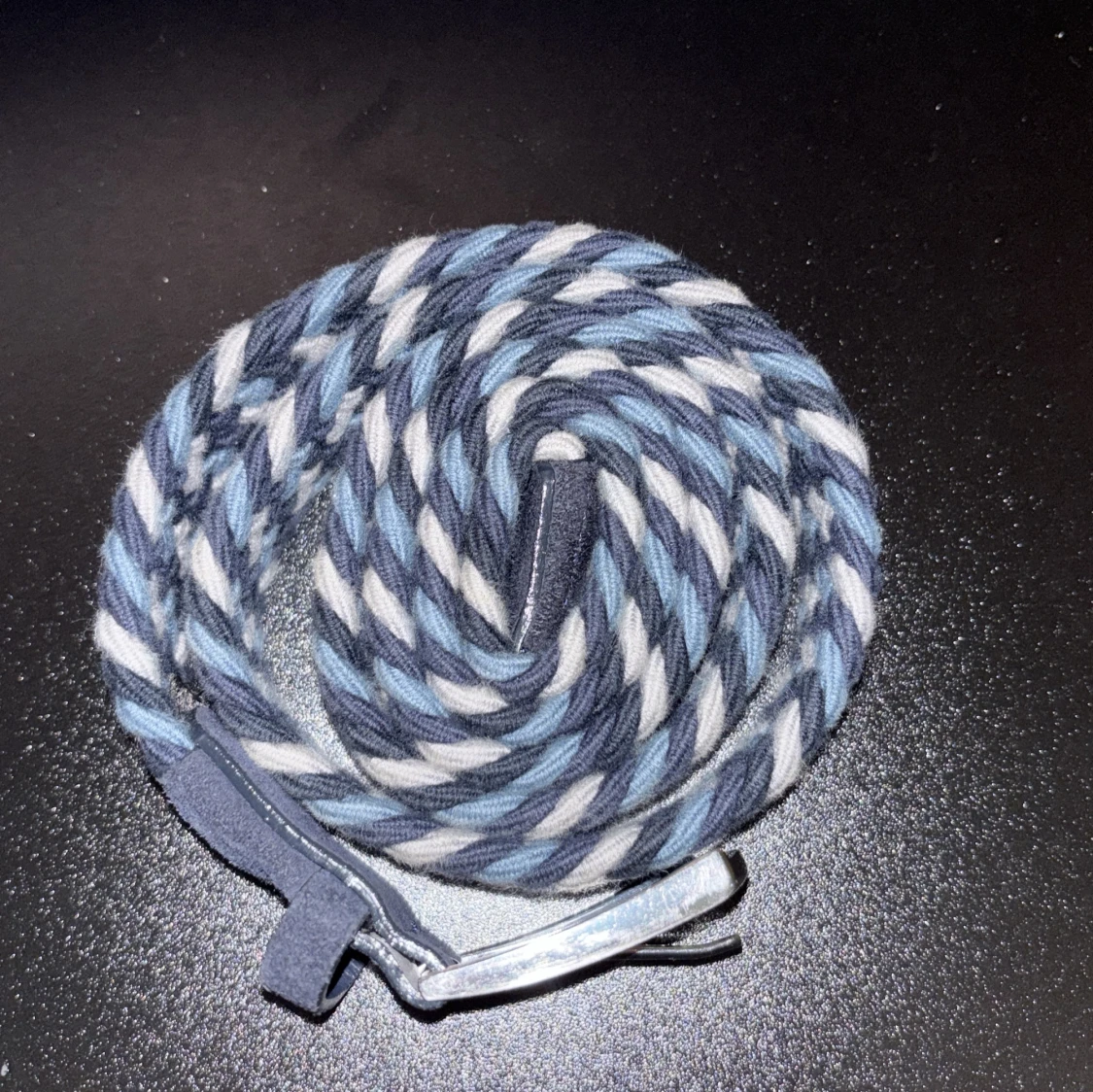 Randigt blått och vitt flätat bälte - 1