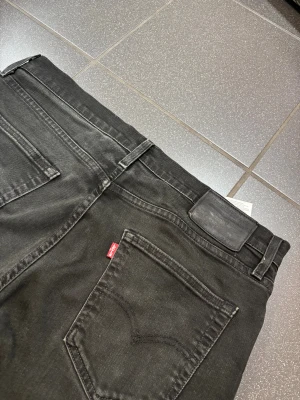 Levis Jeans - Levis Jeans. Storlek 33. Skick 8/10. Nypris 1500, mitt pris 349. Hör av dig vid frågor o funderingar!