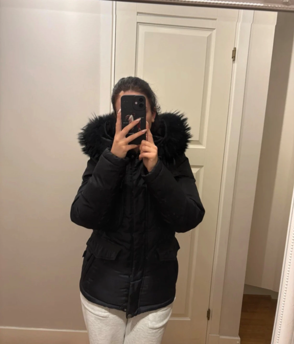 Svart pufferjacka med pälsluva - 1