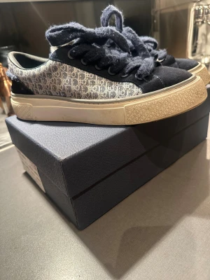 Dir B33 Sneakers - Dir B33 Sneakers i mörkblå färg, med mocka. Riktigt snygga och funkar året runt. Pris ej hugget i sten VID SNABB AFFÄR                                               Storlek 44 men passar 43 - 43,5