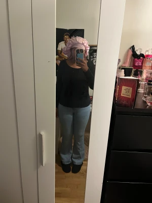 Ljusblå bootcut jeans med hög midja - Säljer ett par ljusblå jeans med bootcut och hög midja. Jeansen har klassisk femficksdesign och är tillverkade i mjukt denimtyg. Passformen är normal och benen är lätt utsvängda nedtill för en snygg siluett. Perfekta för dig som gillar retrovibbar och bekväma jeans. Dom är väldigt stretchiga och köptes i Lgr 157 storlek L. Man kan även vika dom som man kan se på en av bilderna. Säljs för att dem aldrig används. Har knappt användts.