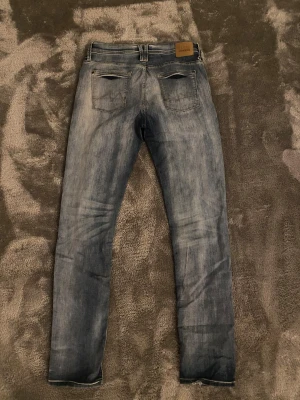 Blend jeans - Säljer ett par snygga blå jeans från Blend. perfekt för dig som gillar en modern look. De är även lite stretchiga och har varit ett par favorit byxor länge. W30 L34