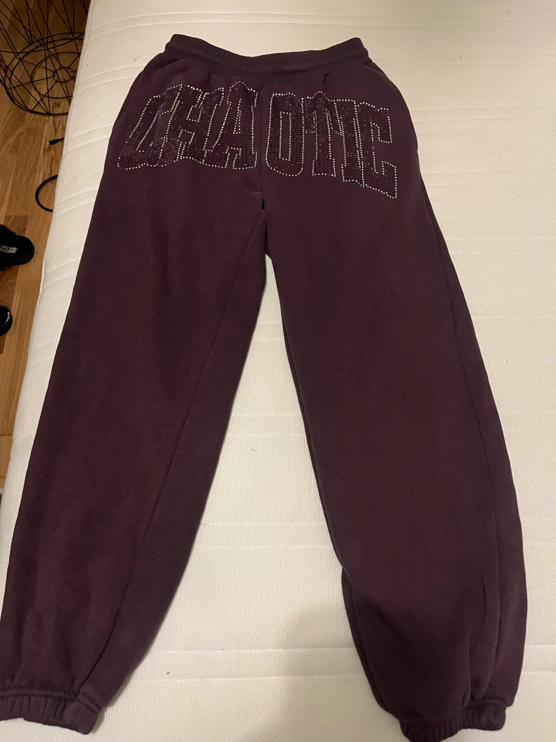 Mörklila mjukisbyxor med CHAOTIC print - 2