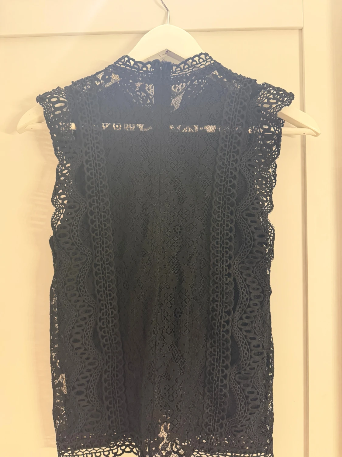 Svart spetsblus med hög krage - 2