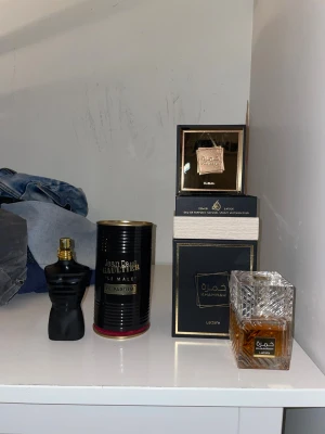 Jean Paul Gaultier Le Male Parfum - Stilren och populär parfym från Jean Paul Gaultier. Flaskan har en unik design och passar perfekt för dig som vill sticka ut. Volymen är inte angiven på bilden. Den är 75 ml