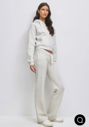 Gina gråa mjukissett  - Superfint ljusgrått mjukissett från Gina Tricot. Båda delarna är storlek S och inte använda alls mycket, pris kan diskuteras och kom gärna med bud 🥰