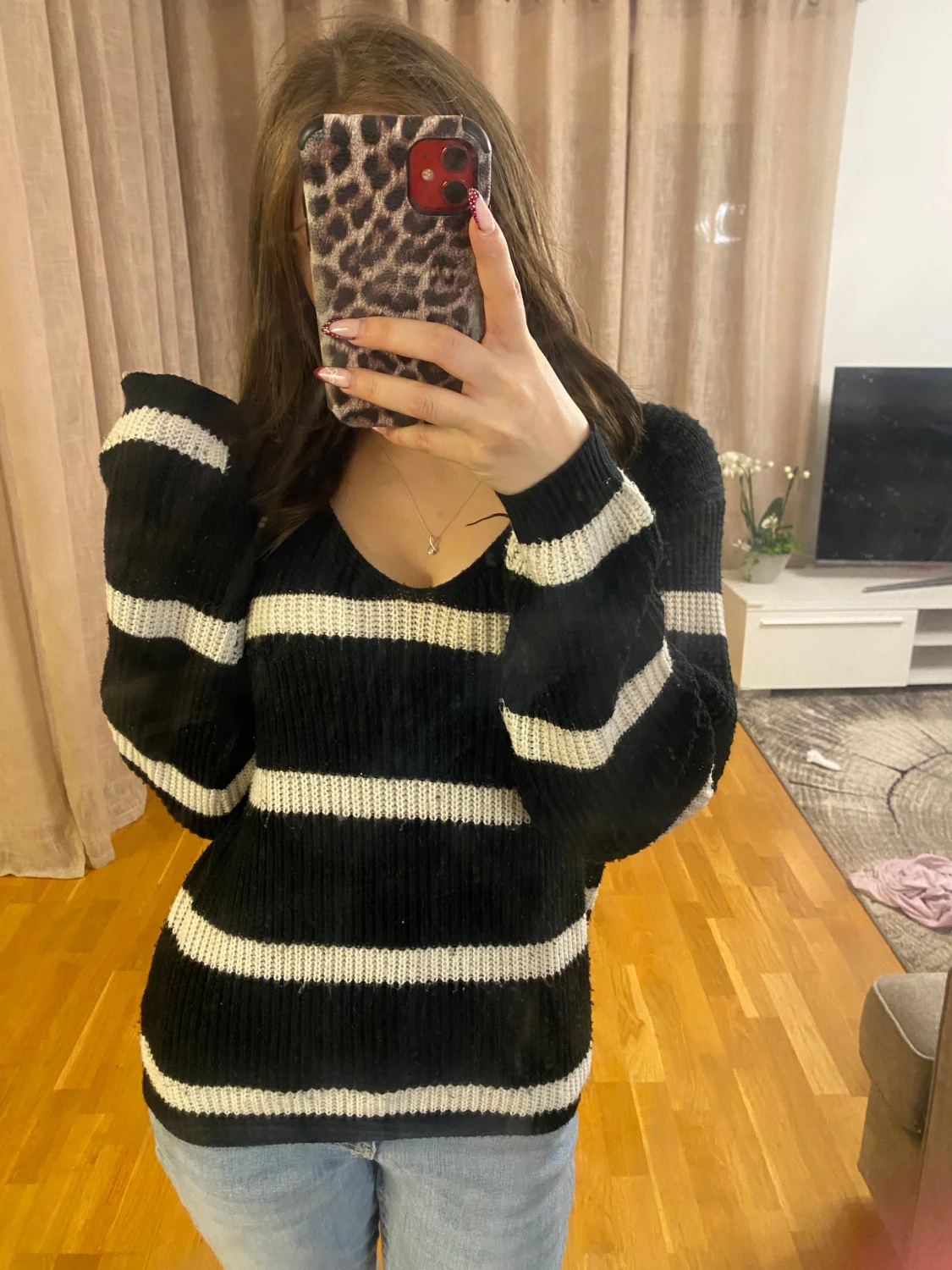Svartvit randig stickad tröja