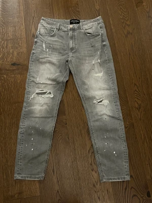 Grå jeans från Supply & Demand - Använda endast 2 gånger, köpta från Jdsports för 650kr