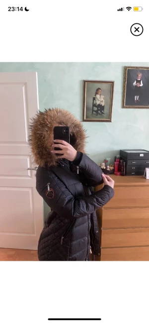 Rock and blue vinterjacka  - Svart vinterjacka från rock and blue i mellanlång modell. Äkta päls därav priset. Pälsen går att ta av och användas på andra jackor också 