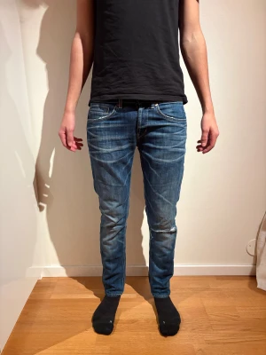 Dondup George jeans  - Säljer dessa riktigt snygga Dondup George jeans! Jeansen har snygga fades och slitningar! Dom är i bra skick! Passar mig perfekt som är 174cm och 60kg! 