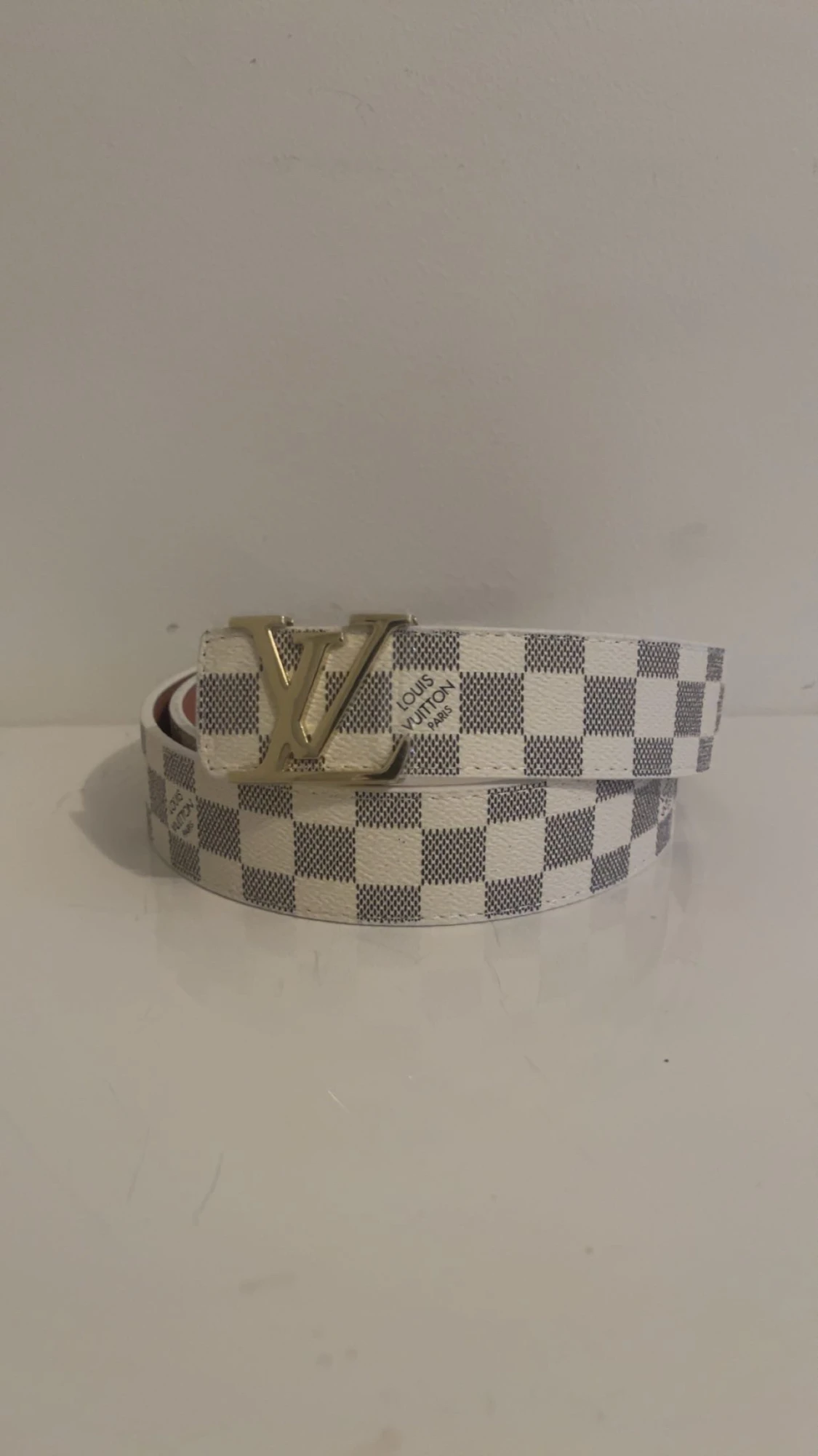 rutig bälte i vitt skinn