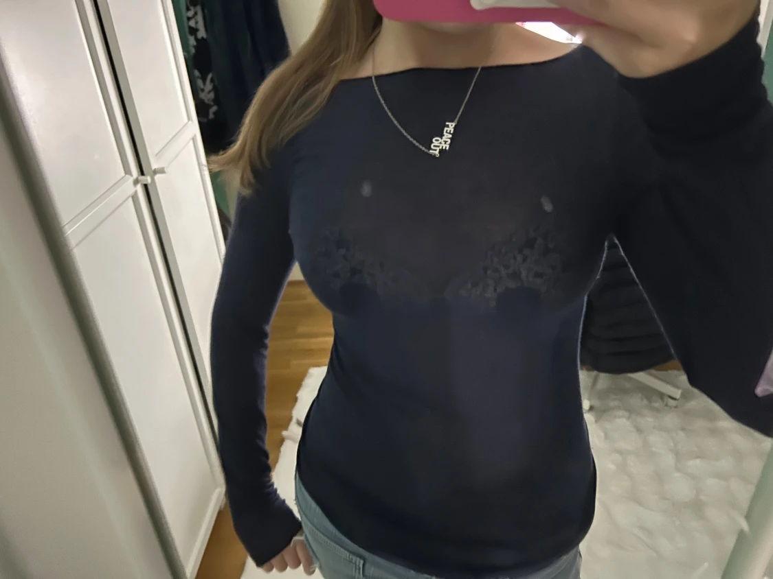 Mörkblå tunn långärmad tröja