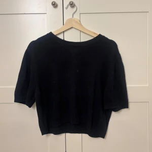 Snygg stickadsvart topp - Säljer nu denna toppen från HM, den är stickad, sitter bekvämt och har väldigt snygg passform! Vid frågor  - skriv till mig privat, annars tryck på köp nu🍒❣️