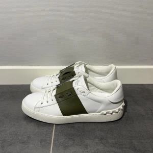 Valentino Open  - Valentino open olive, storlek 40,5 passar 41,5, skick 9,5/10 som nya, endast skor medföljer vid köp, vid funderingar hör av er.