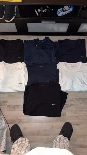 Hugo boss paket - Säljer flera stilrena BOSS t-shirts i storlek XXL. Finns i svart, vit och marinblå med diskret BOSS-logga broderad på bröstet 6 stycken ! och en hoodie med större boss märke . Klassisk rund hals och korta ärmar, tillverkade i mjuk bomull för skön känsla. Perfekt för dig som gillar enkel och snygg design. Sugen på sjukt bra deal passar dig som har xl eller xxl