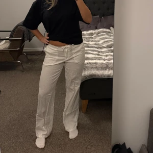 Linnebyxor  - Snygga linnebyxor som är köpta ifrån bonprix🩷Knappt använda så de som nya!! Lite svårt att se storlek men är nästan säker på att storleken är 36😊