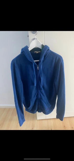 Burberry Hoodie - Säljer min fina blå hoodie i storlek M. Den är garanterat äkta och har tagits väl hand om, vilket syns på skicket – inga skador, hål eller fläckar. Materialet är mjukt och bekvämt, perfekt både för vardag, skola och mysiga dagar hemma.  Det här är ett kvalitetsplagg som sitter snyggt och passar de flesta stilar. Säljs endast för att den inte används tillräckligt. Skicka gärna DM om du vill se fler bilder eller har några frågor😊