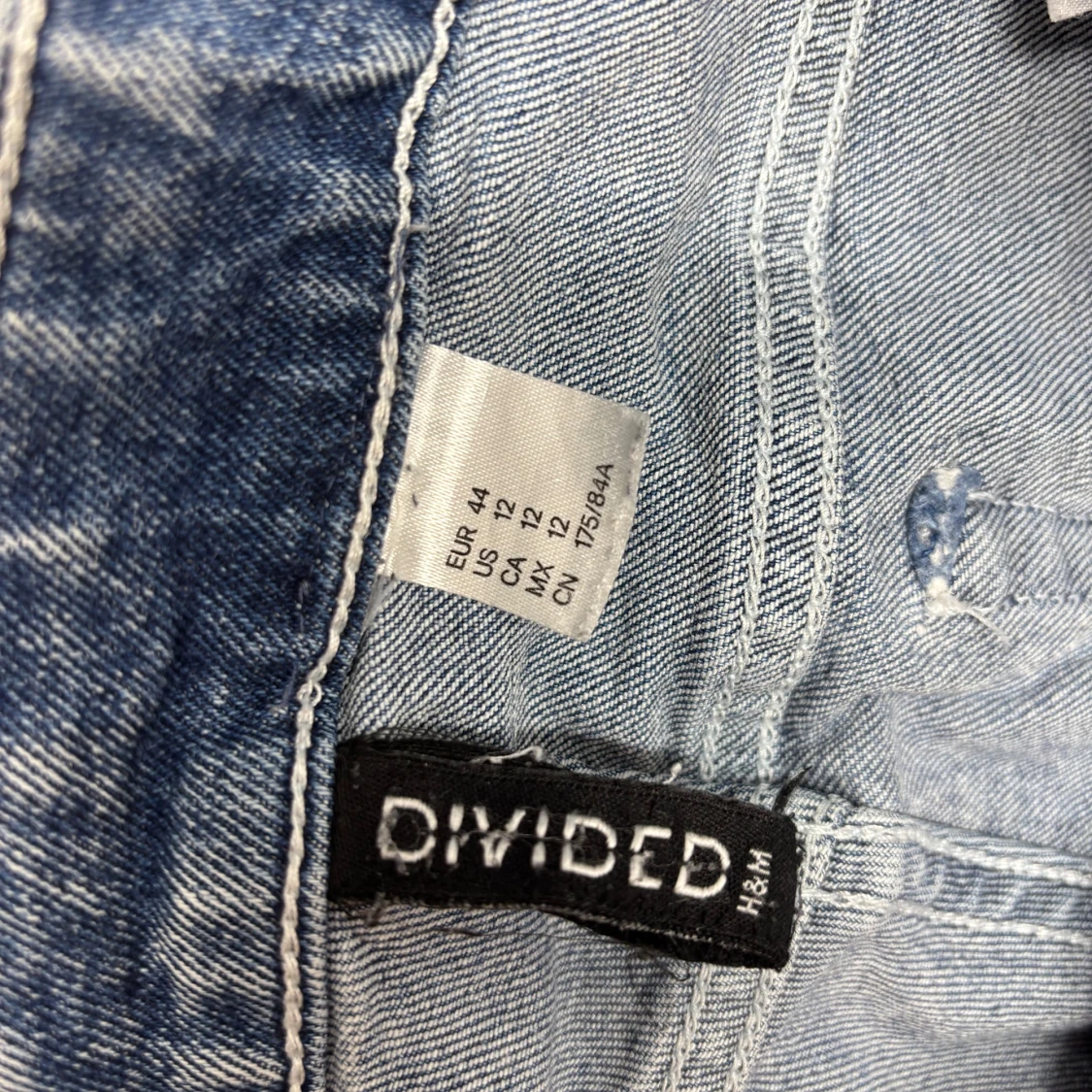 Blå lågmidjade jeans från H&M  - 1