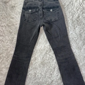 Grå jeans bootcut jeans  - Snygga grå jeans från Gina tricot i storlek 34. 