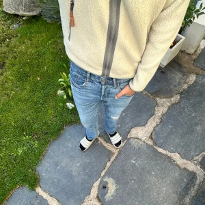 Ralph lauren jeans - Ett par feta jeans från Ralph lauren! Bra skick och riktigt snygga nu till hösten. Slitningarna är för designens skull och går inte igenom tyget!Jag är 180cm 67kg o de passar perfekt. Nypris: cirka 1700kr mitt pris: 375kr!! Passar någon från ca 170-182cm perfekt!