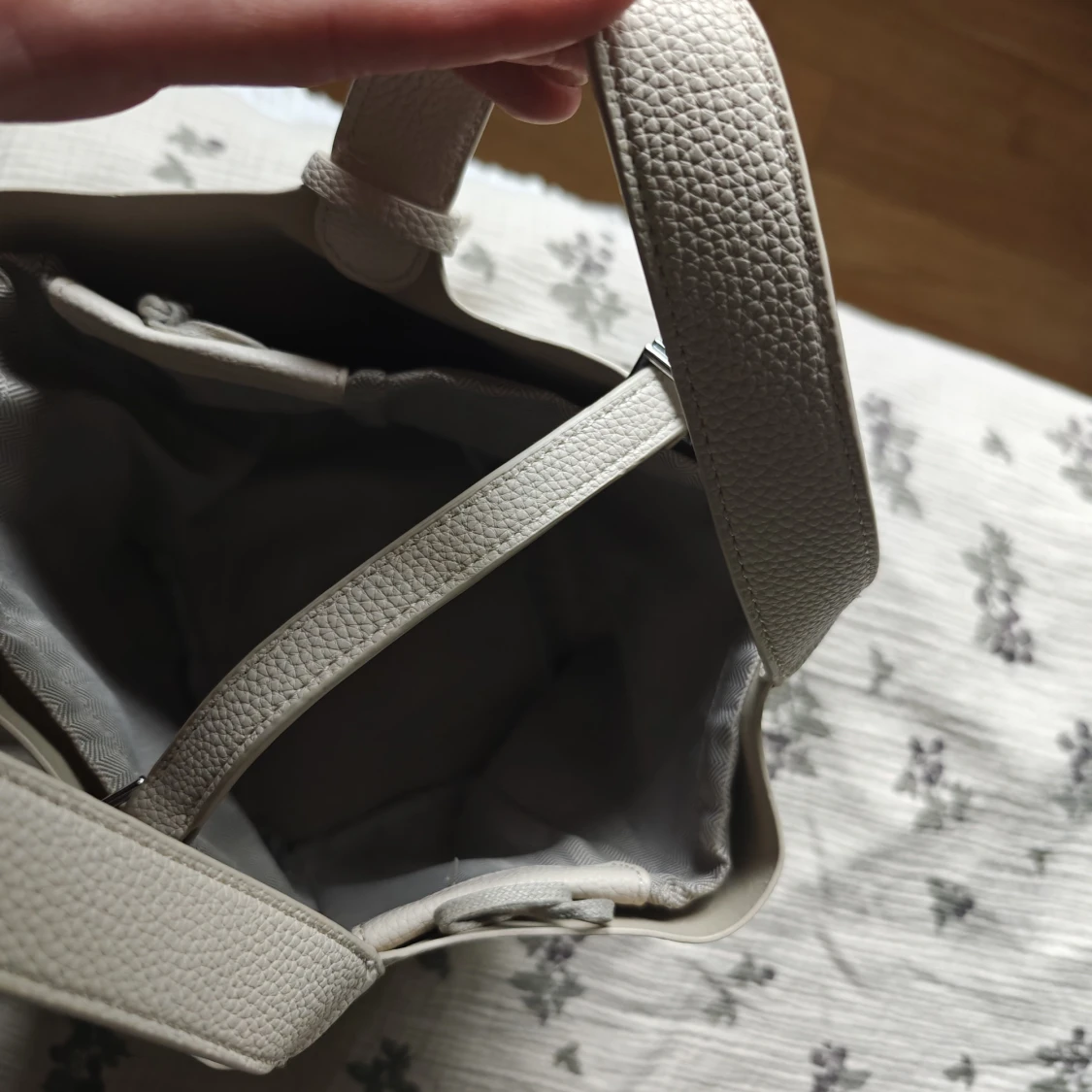 Vit bucket handväska i vegansk skinn - 2