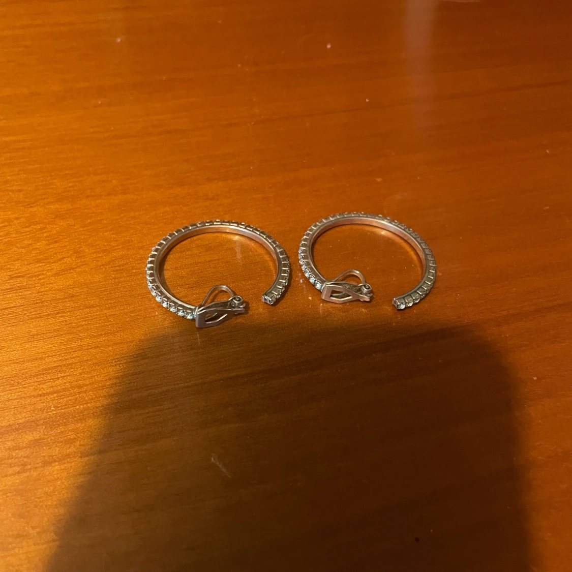 Silverfärgade hoops med stenar