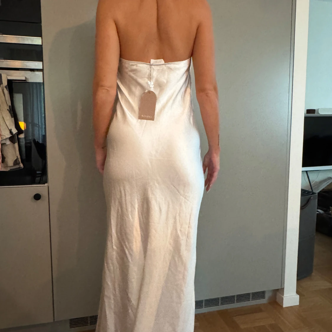 Meshki - vit klänning (Laura Halter Satin Gown) - 1