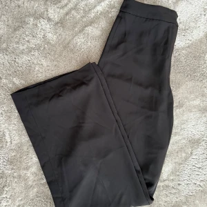 Svarta kostymbyxor - Från H&M. Helt nya.