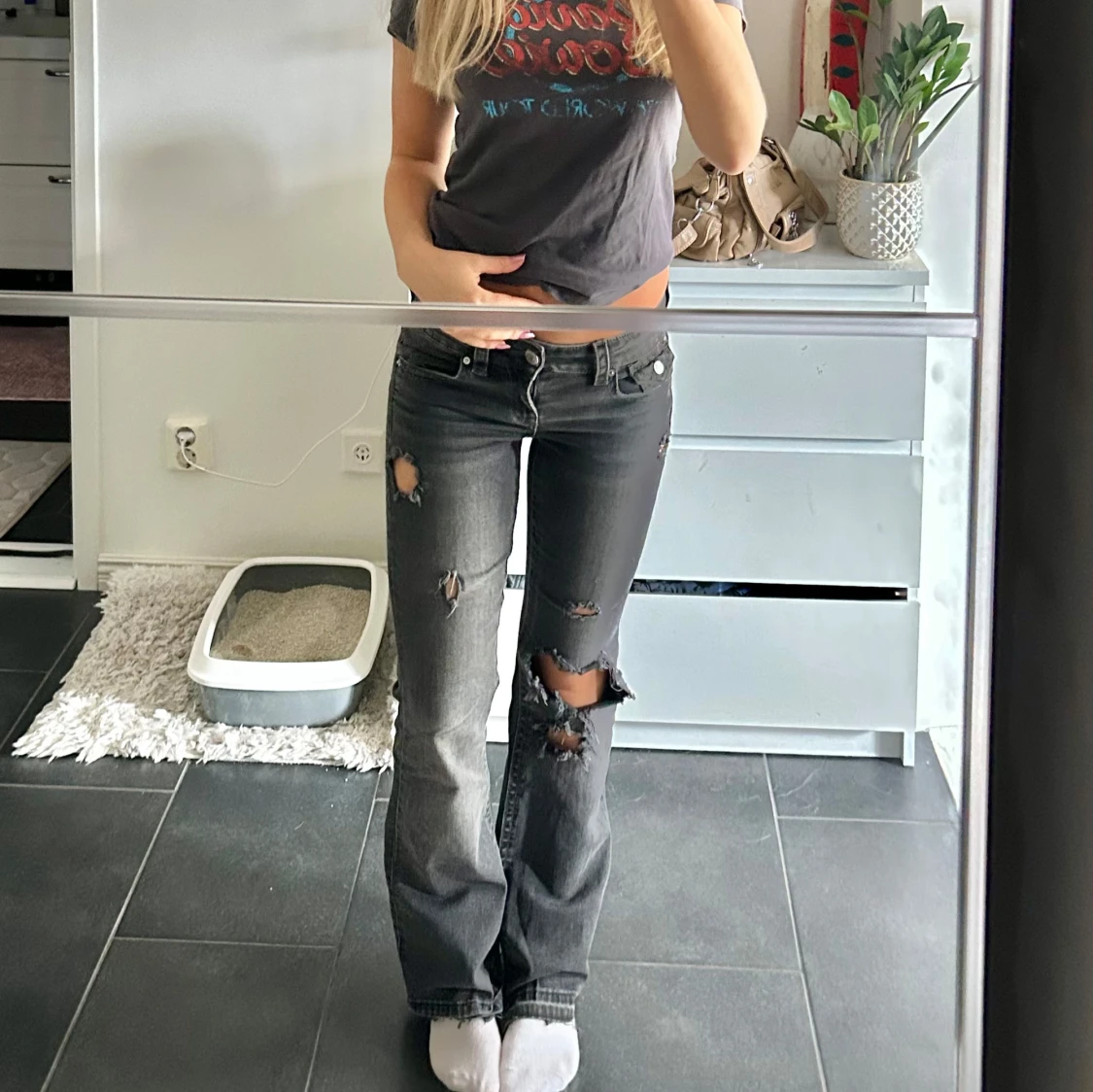 Svarta bootcut jeans med slitningar