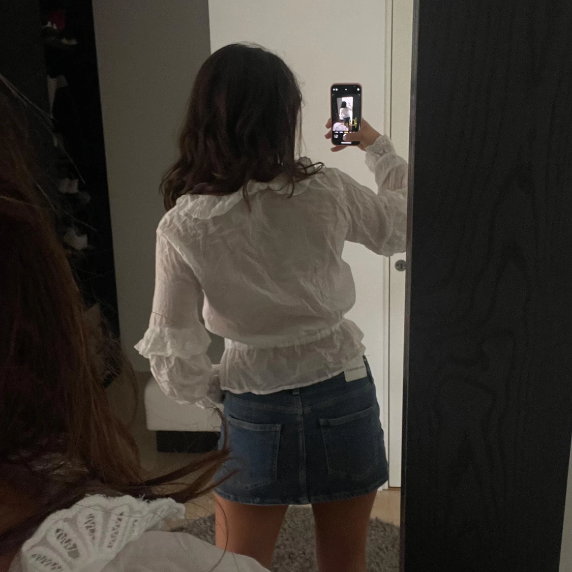 Vit blus med volang och knyt - 4