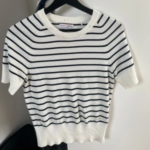 Holly & white tröja - Trekvartsärm randig tröja från Holly & white. Använd men lika fin ändå. Billigt pris därav fläcken i innerkragen (bild 3) och den lilla tråden som sticker ut där bak(bild 4) . Tråden går dock att klippa av bara. 