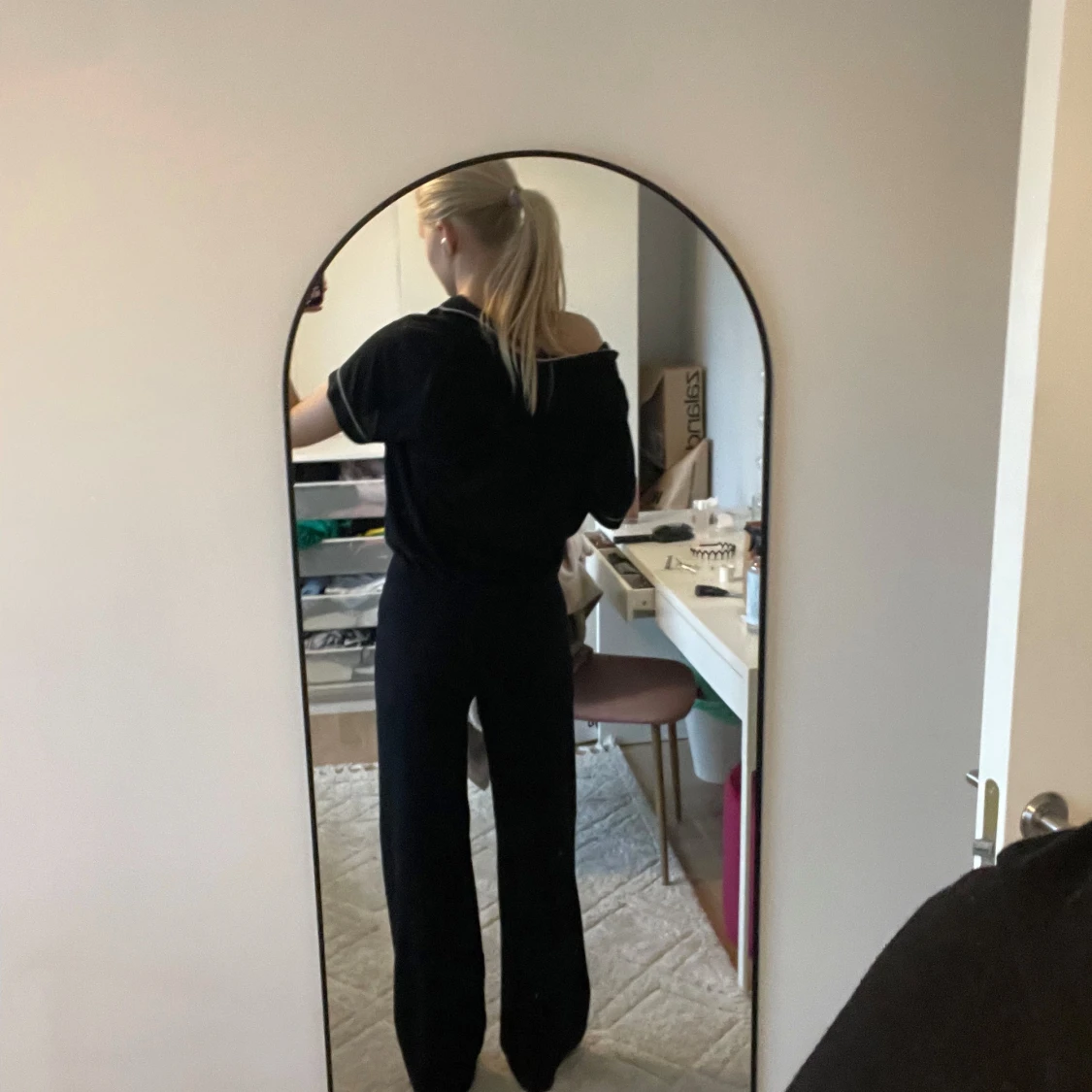 Svarta vida byxor från BikBok  - 2