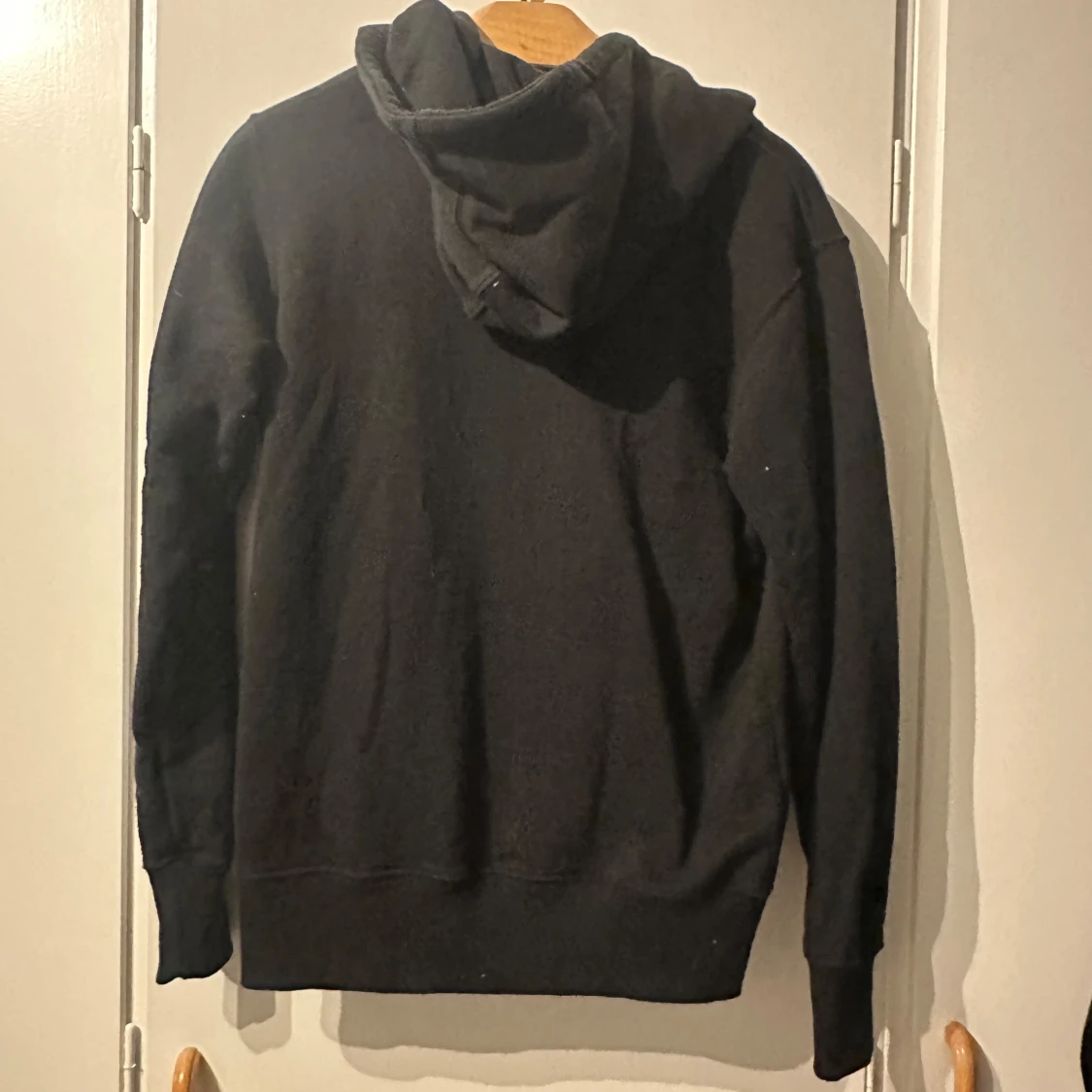 Svart hoodie från SQRTN Company XS - 1