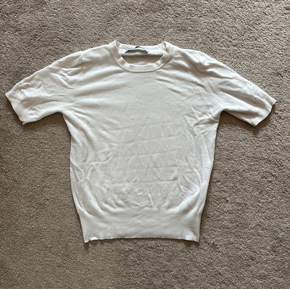 Vit stickad tröja med kort ärm - 1