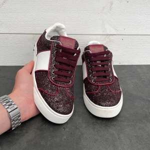 Valentino Flycrew - Valentino flycrews | riktigt snygga | skorna är väldigt eftertraktade och i mycket bra skick alla nitar kvar! Endast skorna ingår | fraktas inom 24 timmar 🚚📦skriv för mer bilder eller övriga funderingar ✔️