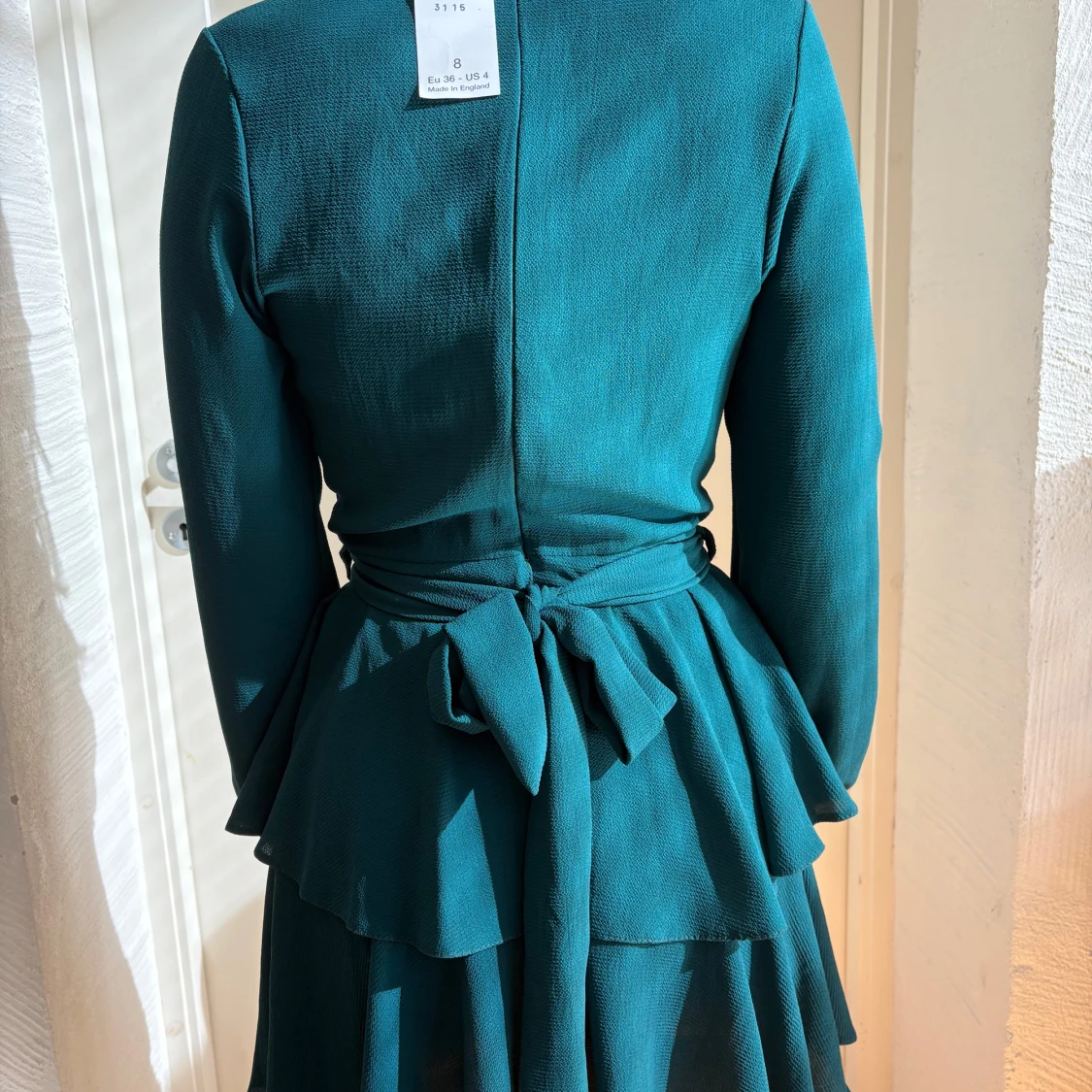 Mörkgrön omlottklänning med volang - 2