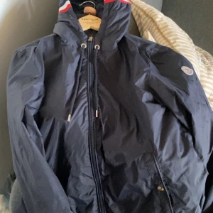 Mörkblå vindjacka från Moncler - Snygg mörkblå vindjacka från Moncler 9/10 skick skriv vid några frågor pris kan diskuteras vid snabb affär 💨 