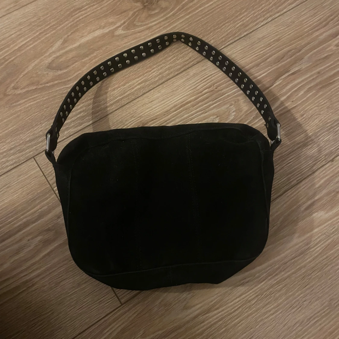 Svart axelväska från Noella med nitar - 2