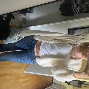 Stickad vit kofta  - Stickad mjuk vit kofta bara använd två gånger ❤️