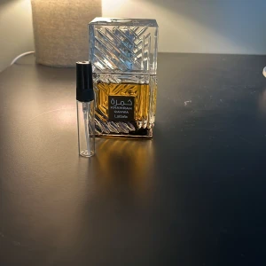 Lattafa Khamrah Qahwa sample 5ml - Snygg och modern parfym från Lattafa, Khamrah Qahwa. Perfekt för dig som vill sticka ut med en unik flaska och stilren design. Passar dig som gillar att testa nya dofter och vill ha något annorlunda i din samling. (5ml) 