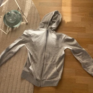 Grå zip hoodie stl S från 157 - Säljer en grå zip hoodie från lager 157 i använd men mycket bra skick stl S